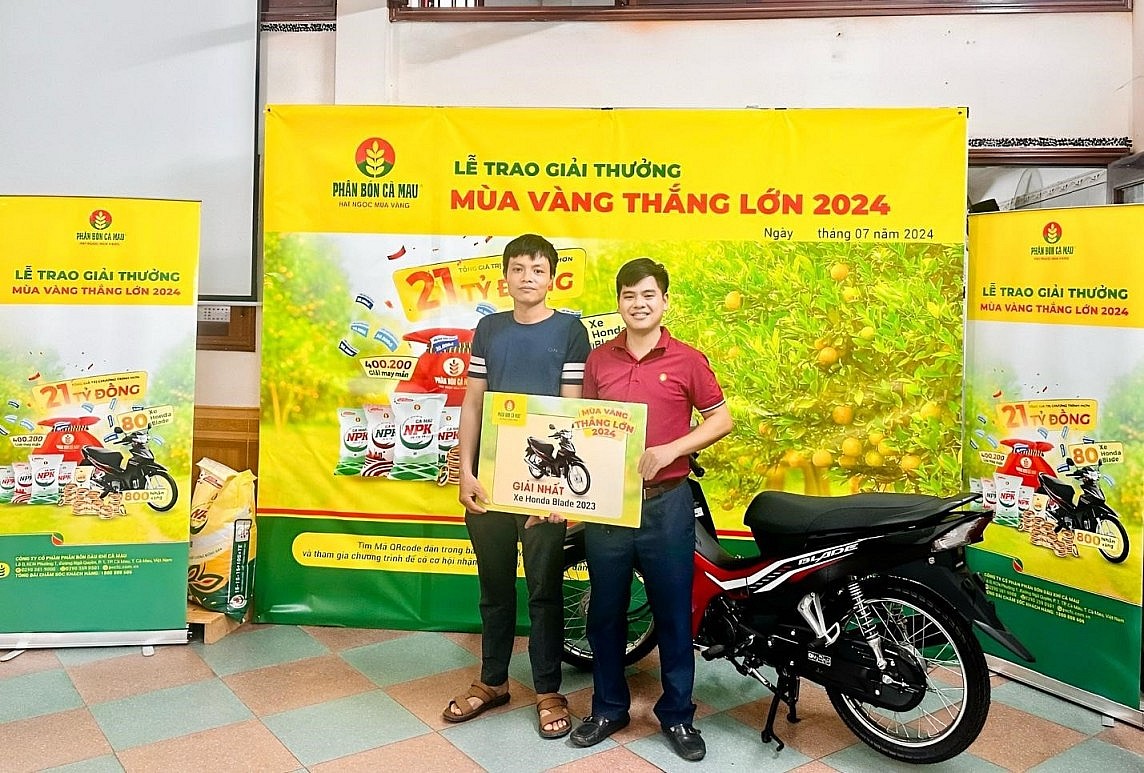 Anh Đỗ Danh Hiếu nhận giải xe máy Anh Đỗ Danh Hiếu nhận giải xe máy