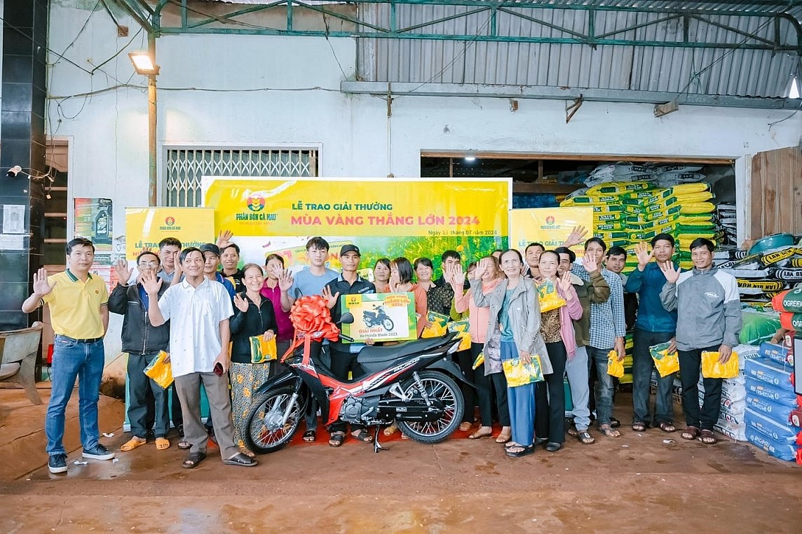 Bà con tích cực đến nghe đại diện Phân Bón Cà Mau hướng dẫn tham gia chương trình Bà con tích cực đến nghe đại diện Phân Bón Cà Mau hướng dẫn tham gia chương trình