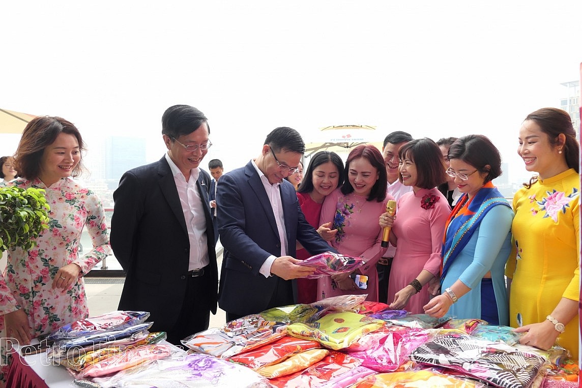 Chương trình chia sẻ áo dài của cán bộ nữ Tập đoàn ngày 8/3 hằng năm đã tạo dấu ấn tốt đẹp trong toàn Tập đoàn Chương trình chia sẻ áo dài của cán bộ nữ Tập đoàn ngày 8/3 hằng năm đã tạo dấu ấn tốt đẹp trong toàn Tập đoàn