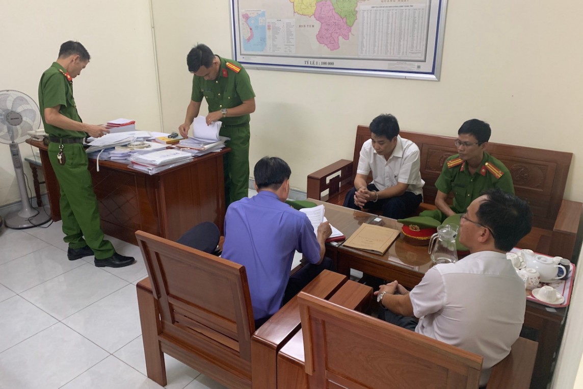 Cơ quan chức năng khám xét phòng làm việc của Lương Thiện Phước Cơ quan chức năng khám xét phòng làm việc của Lương Thiện Phước