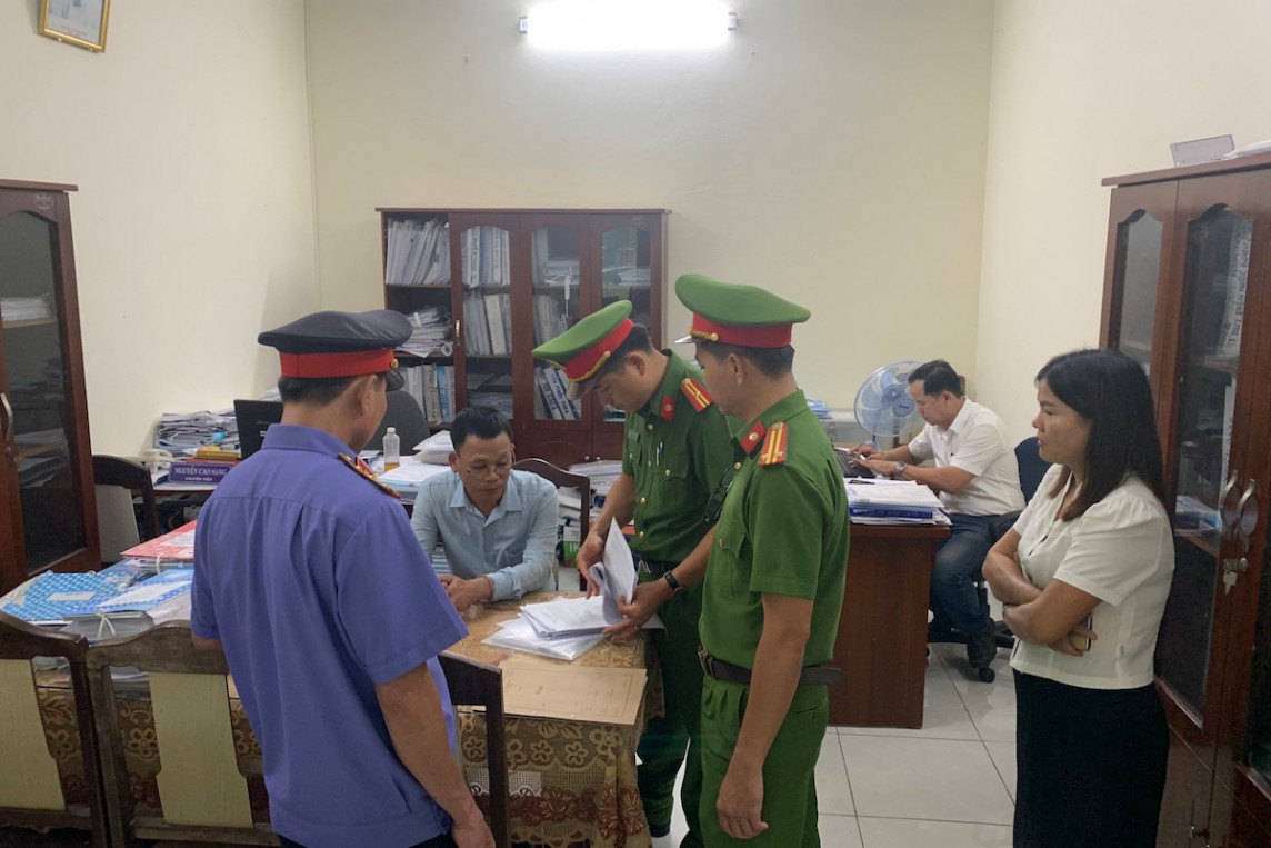 Cơ quan chức năng khám xét phòng làm việc của Nguyễn Cao Sang Cơ quan chức năng khám xét phòng làm việc của Nguyễn Cao Sang