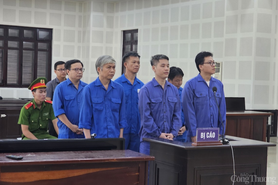 Các bị cáo tại phiên tòa sáng 30/7 Các bị cáo tại phiên tòa sáng 30/7