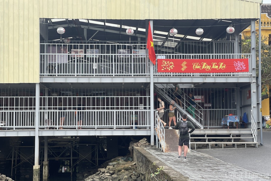 Chùa Cầu vẫn thu hút du khách du đang trong thời điểm tu bổ (Ảnh chụp thời điểm Tết 2024) Chùa Cầu vẫn thu hút du khách du đang trong thời điểm tu bổ (Ảnh chụp thời điểm Tết 2024)