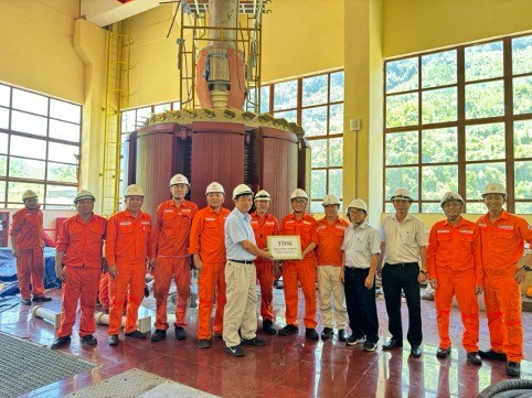 Ông Lưu Ngọc Mai Phi – Chủ tịch HĐQT AVC (thư 8 từ phải qua) cùng các TV HĐQT, Ban TGĐ AVC thăm động viên Cán bộ, kỹ sư, công nhân đang thực hiện đại tu Tổ máy H1 – Nhà máy Thủy điện Sông Bung 2 Ông Lưu Ngọc Mai Phi – Chủ tịch HĐQT AVC (thư 8 từ phải qua) cùng các TV HĐQT, Ban TGĐ AVC thăm động viên Cán bộ, kỹ sư, công nhân đang thực hiện đại tu Tổ máy H1 – Nhà máy Thủy điện Sông Bung 2