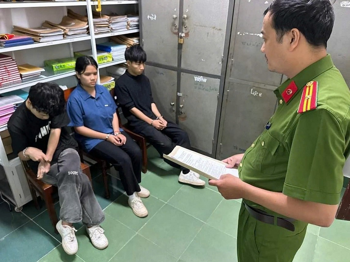 Công an Quảng Ngãi lấy lời khai nhóm nghi phạm giết tài xế Công an Quảng Ngãi lấy lời khai nhóm nghi phạm giết tài xế