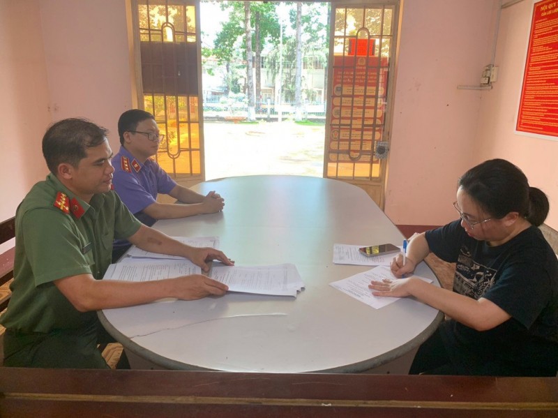 Cơ quan chức năng tống đạt quyết định khởi tố đối với Đặng Trâm Anh. Cơ quan chức năng tống đạt quyết định khởi tố đối với Đặng Trâm Anh.