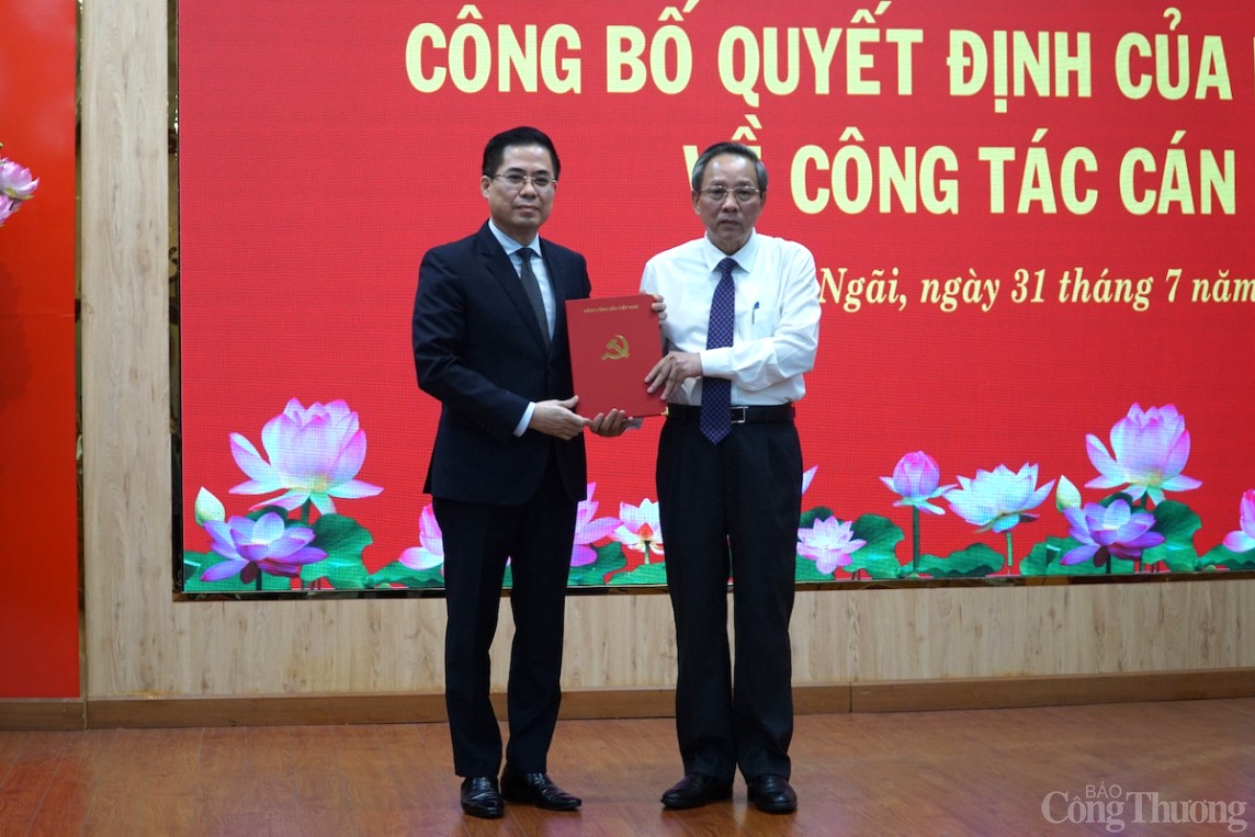 Phó Ban Tổ chức Trung ương Hoàng Đăng Quang trao quyết định của Ban Bí thư cho đồng chí Nguyễn Hoàng Giang Phó Ban Tổ chức Trung ương Hoàng Đăng Quang trao quyết định của Ban Bí thư cho đồng chí Nguyễn Hoàng Giang