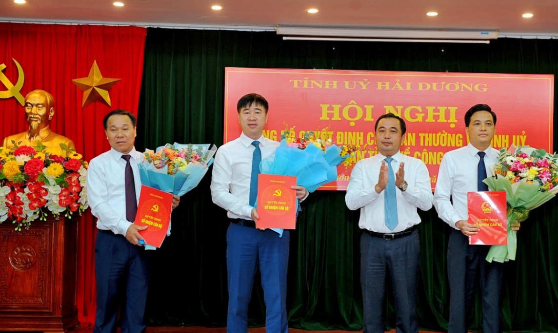 Đồng chí Trần Đức Thắng, Ủy viên Trung ương Đảng, Bí thư Tỉnh ủy Hải Dương trao quyết định cho các đồng chí được điều động, bổ nhiệm Đồng chí Trần Đức Thắng, Ủy viên Trung ương Đảng, Bí thư Tỉnh ủy Hải Dương trao quyết định cho các đồng chí được điều động, bổ nhiệm