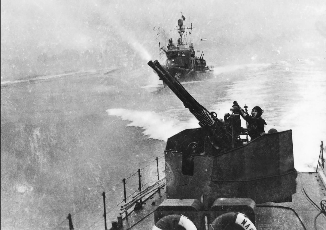 Tàu chiến đấu Hải quân đánh trả máy bay Mỹ tại Lạch Trường – Thanh Hóa ngày 5.8.64 Tàu chiến đấu Hải quân đánh trả máy bay Mỹ tại Lạch Trường – Thanh Hóa ngày 5.8.64