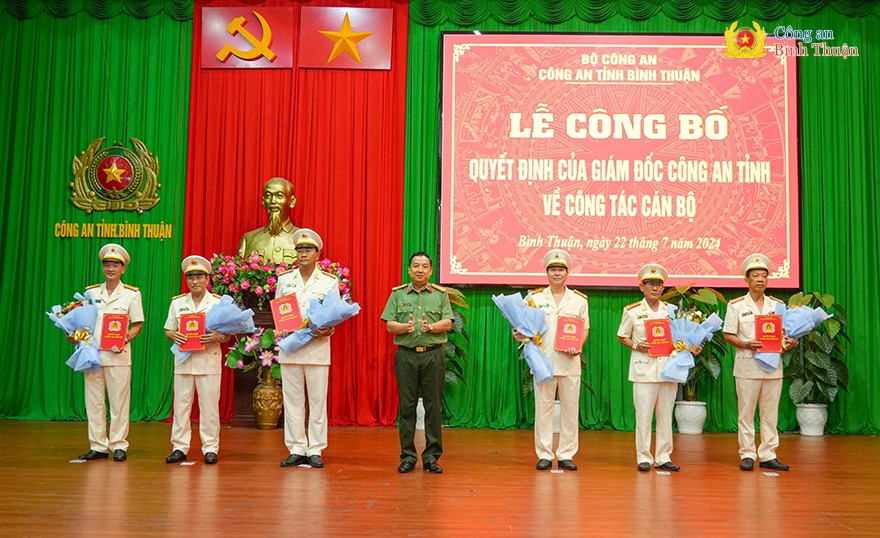 Đại tá Trần Văn Mười - Phó Giám đốc Công an tỉnh trao Quyết định và tặng hoa cho các đồng chí được điều động. Đại tá Trần Văn Mười - Phó Giám đốc Công an tỉnh trao Quyết định và tặng hoa cho các đồng chí được điều động.