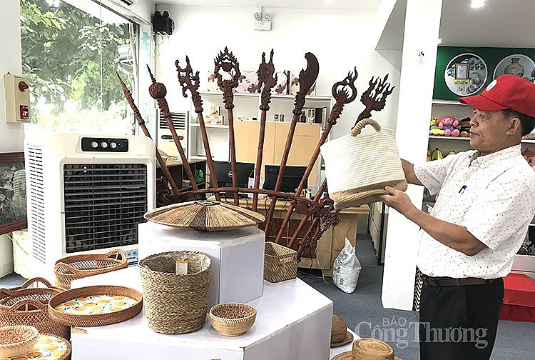 Khách hàng tham quan triển lãm Khách hàng tham quan triển lãm