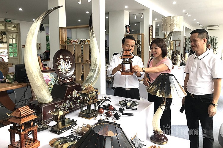 Trên 350 mẫu sản phẩm tham gia Triển lãm chuyên đề sản phẩm ngành mây tre giang đan, guột cỏ tế - sừng mỹ nghệ năm 2024. Trên 350 mẫu sản phẩm tham gia Triển lãm chuyên đề sản phẩm ngành mây tre giang đan, guột cỏ tế - sừng mỹ nghệ năm 2024.