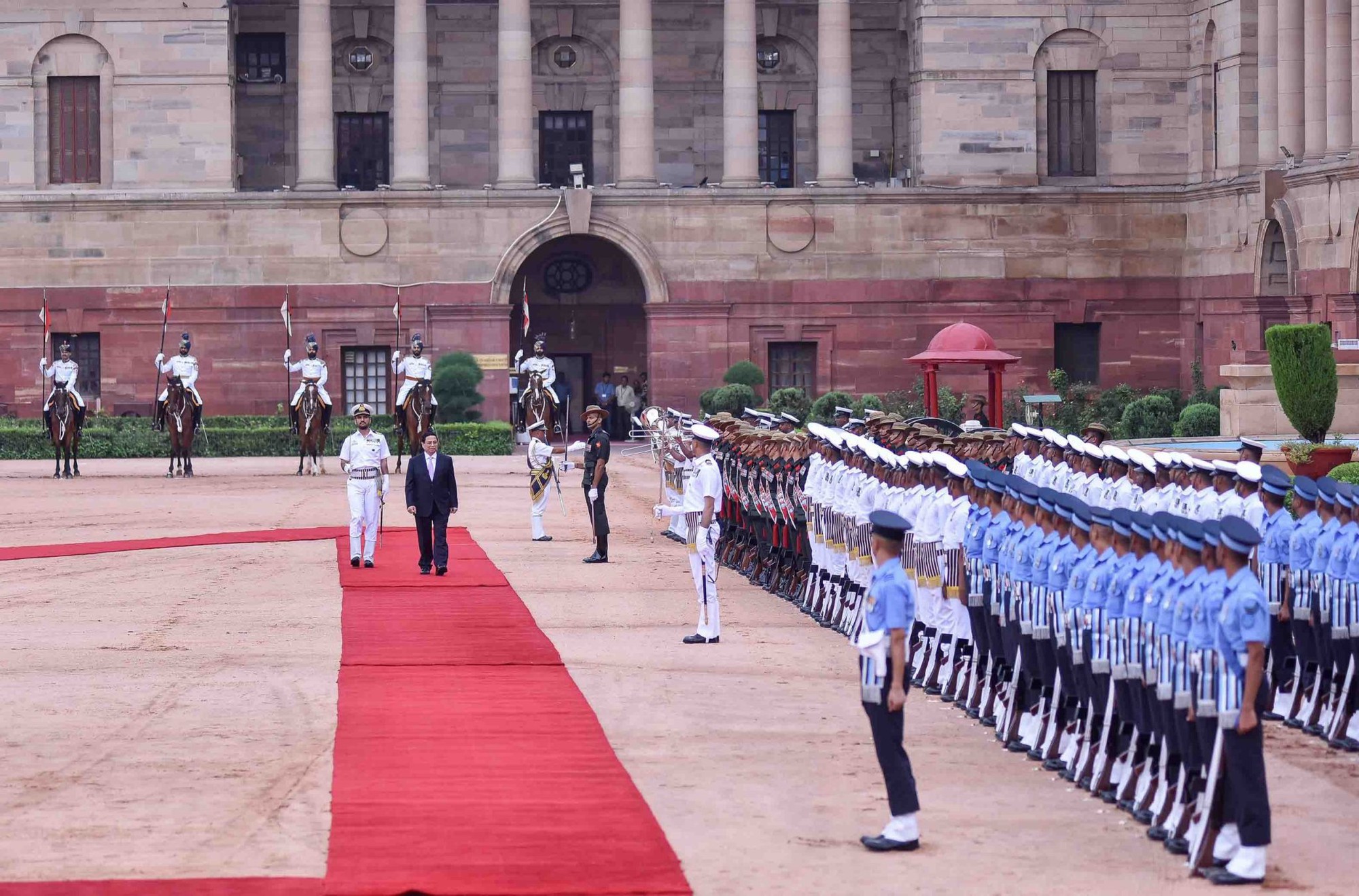 Chùm ảnh: Lễ đón chính thức Thủ tướng Phạm Minh Chính thăm cấp Nhà nước tới Ấn Độ- Ảnh 9. Chùm ảnh: Lễ đón chính thức Thủ tướng Phạm Minh Chính thăm cấp Nhà nước tới Ấn Độ- Ảnh 9.