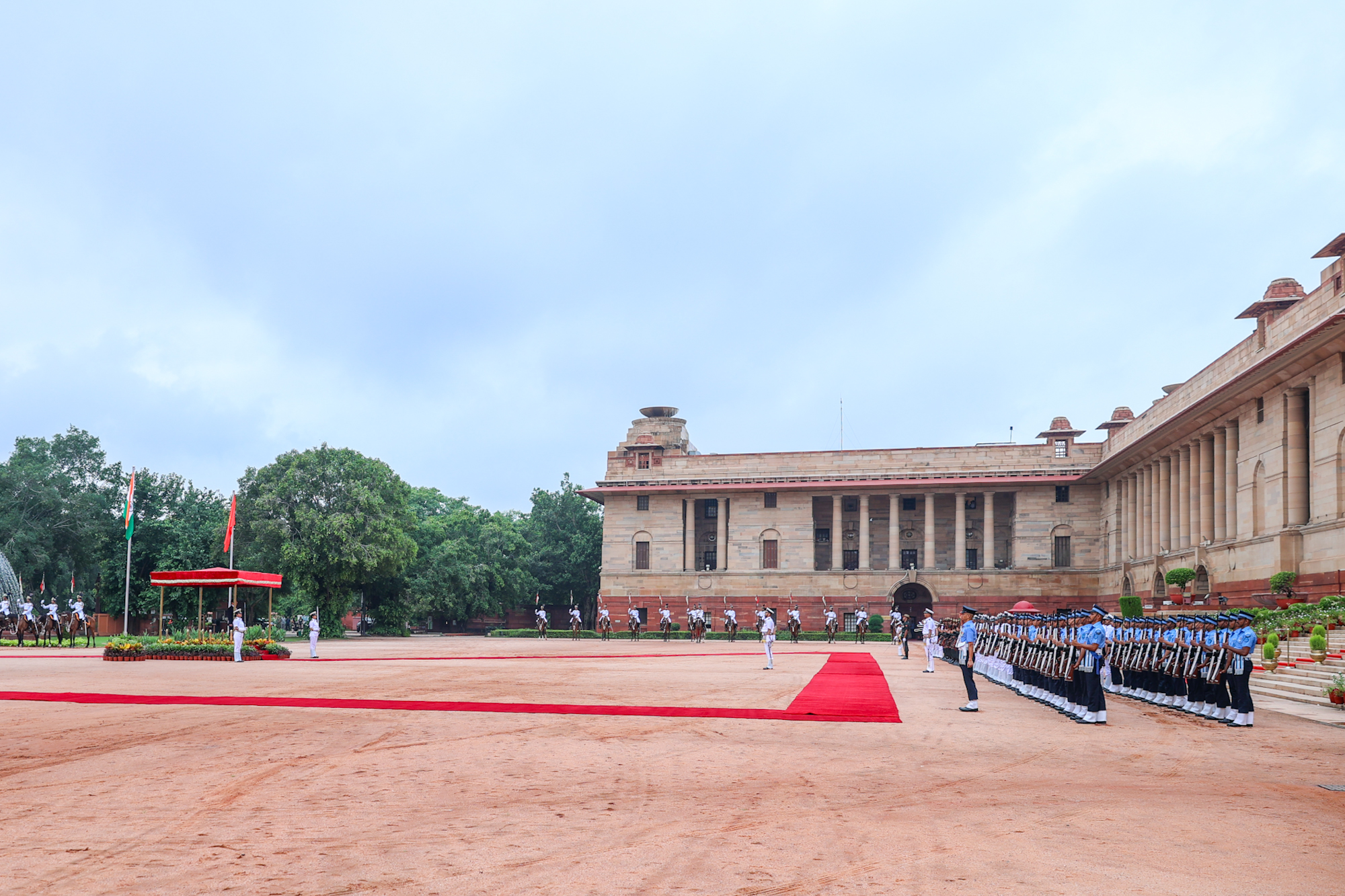 Chùm ảnh: Lễ đón chính thức Thủ tướng Phạm Minh Chính thăm cấp Nhà nước tới Ấn Độ- Ảnh 7. Chùm ảnh: Lễ đón chính thức Thủ tướng Phạm Minh Chính thăm cấp Nhà nước tới Ấn Độ- Ảnh 7.