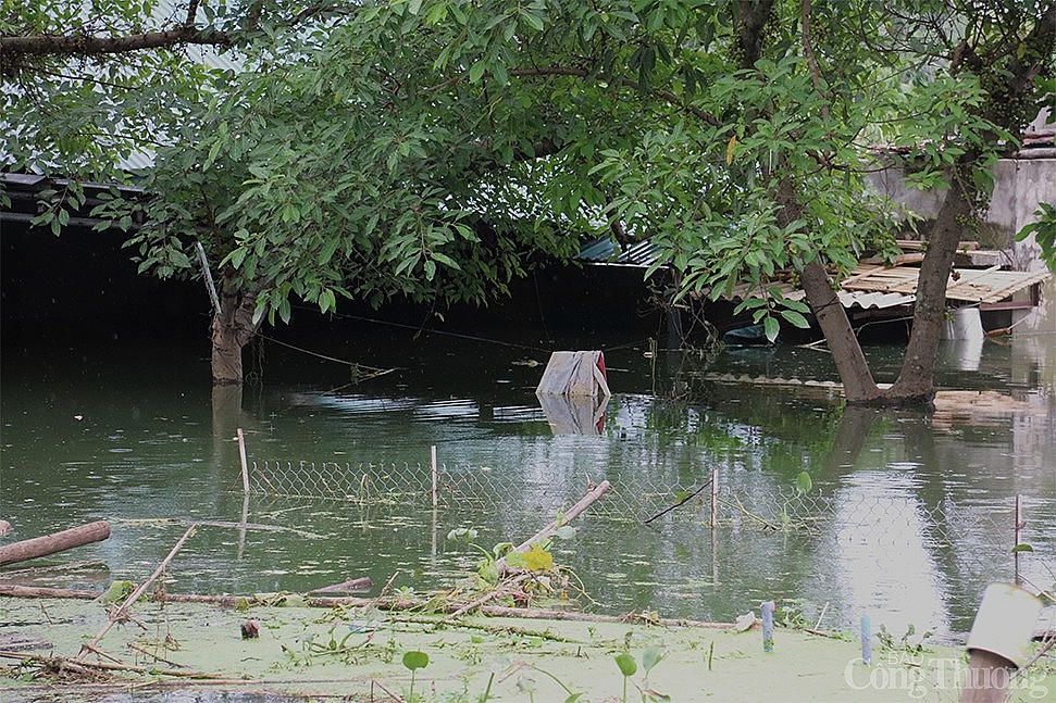 Hà Nội: Nhiều nơi tại Chương Mỹ vẫn ngập sâu, người dân chật vật di chuyển nơi 'xóm lũ'