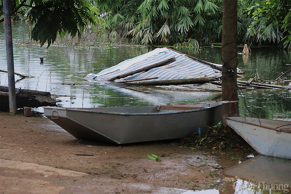 Hà Nội: Nhiều nơi tại Chương Mỹ vẫn ngập sâu, người dân chật vật di chuyển nơi 'xóm lũ'