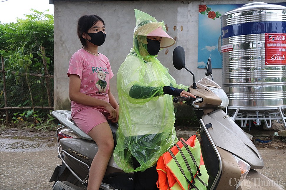 Hà Nội: Nhiều nơi tại Chương Mỹ vẫn ngập sâu, người dân chật vật di chuyển nơi 'xóm lũ'