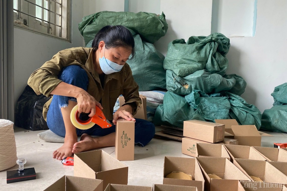 Bên cạnh hướng đến giá trị kinh tế từ xơ mướp, chị Thư còn tạo việc làm cho nhiều người lao động địa phương Bên cạnh hướng đến giá trị kinh tế từ xơ mướp, chị Thư còn tạo việc làm cho nhiều người lao động địa phương