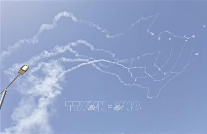 Hệ thống phòng không Israel đánh chặn tên lửa được phóng từ Liban xuống miền Bắc Israel, ngày 4-7-2024 (Ảnh: TTXVN) 
