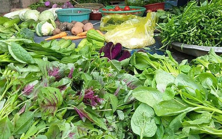 Mưa kéo dài, giá rau xanh tại chợ tăng mạnh Mưa kéo dài, giá rau xanh tại chợ tăng mạnh