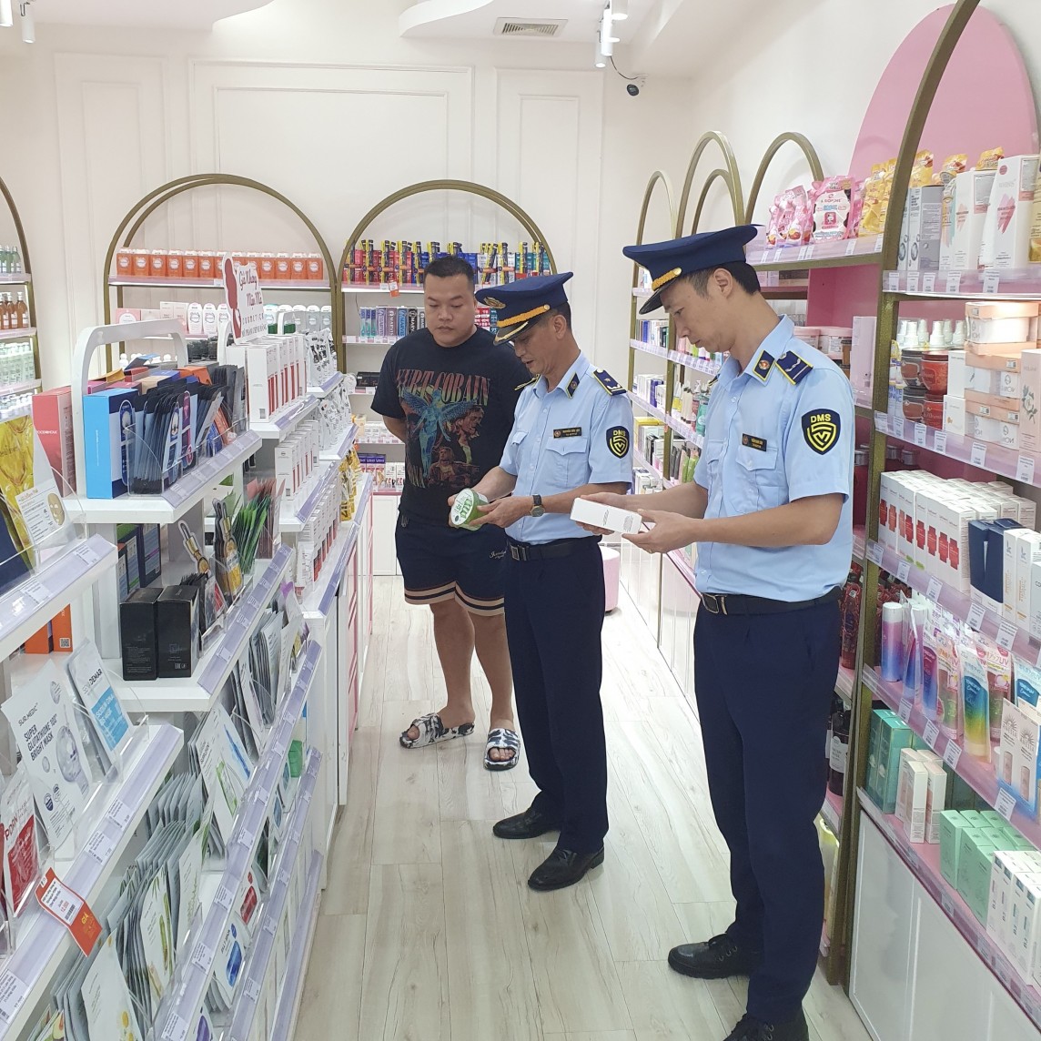 Lạng Sơn: Xử phạt 12 triệu đồng đối với Công ty TNHH GNMM COSMETICS do kinh doanh mỹ phẩm nhập lậu Lạng Sơn: Xử phạt 12 triệu đồng đối với Công ty TNHH GNMM COSMETICS do kinh doanh mỹ phẩm nhập lậu