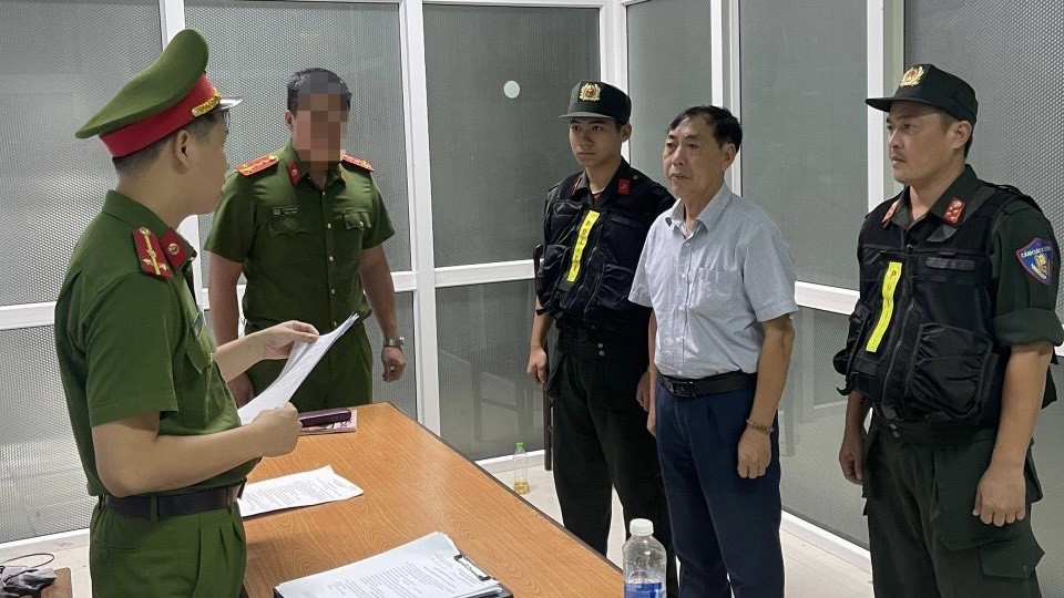 Công an TP. Đà Nẵng thực hiện bắt tạm giam Nguyễn Văn Tam về hành vi ''lừa đảo chiếm đoạt tài sản'' Công an TP. Đà Nẵng thực hiện bắt tạm giam Nguyễn Văn Tam về hành vi ''lừa đảo chiếm đoạt tài sản''