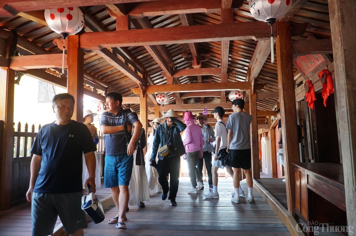 Du khách tham quan Chùa Cầu Du khách tham quan Chùa Cầu