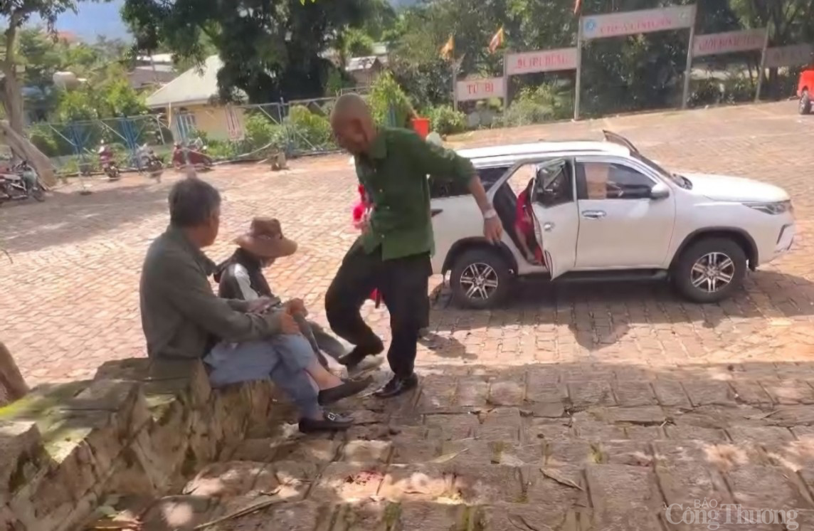 Lâm Đồng: Phẫn nộ cảnh Bảo vệ chùa Linh Ẩn đánh, đuổi người bán vé số Lâm Đồng: Phẫn nộ cảnh Bảo vệ chùa Linh Ẩn đánh, đuổi người bán vé số
