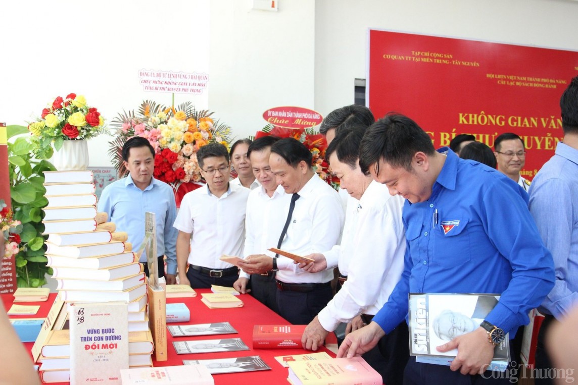 Lãnh đạo Thành ủy, UBND TP. Đà Nẵng tham quan Không gian văn hóa Tổng Bí thư Nguyễn Phú Trong Lãnh đạo Thành ủy, UBND TP. Đà Nẵng tham quan Không gian văn hóa Tổng Bí thư Nguyễn Phú Trong