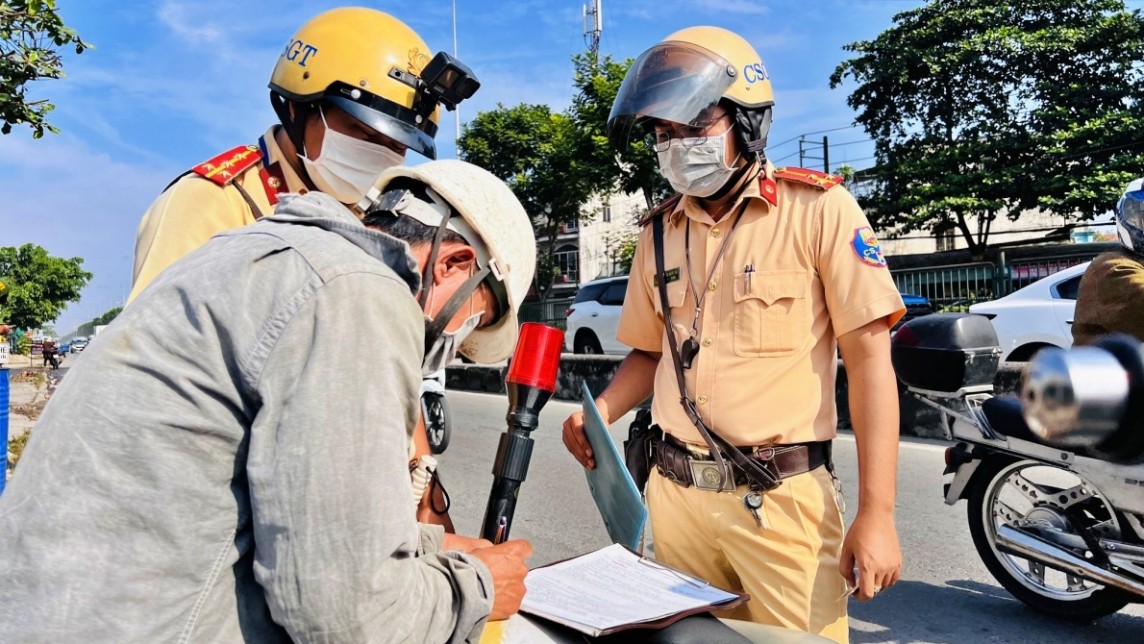 Cảnh sát giao thông kiểm tra, xử lí vi phạm Cảnh sát giao thông kiểm tra, xử lí vi phạm