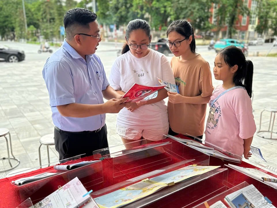 Phụ huynh ‘thở phào’ khi sách giáo khoa ‘giảm nhiệt’