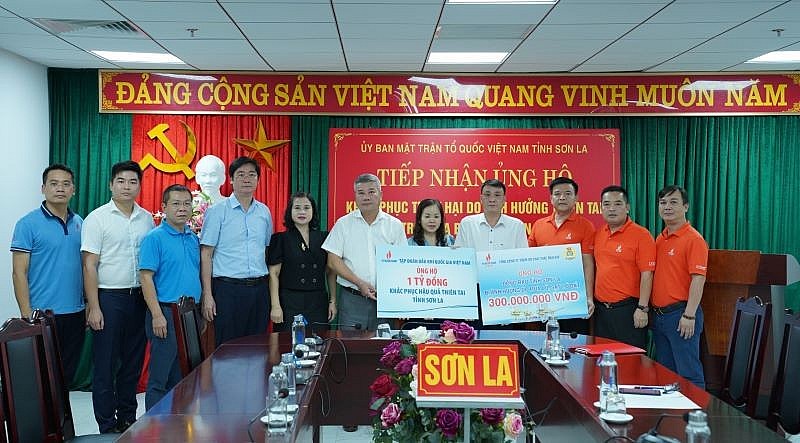 Đồng chí Đỗ Chí Thanh - Phó Tổng Giám đốc Petrovietnam chia sẻ khó khăn với tỉnh Sơn La trong khắc phục hậu quả do mưa lũ gây ra. Đồng chí Đỗ Chí Thanh - Phó Tổng Giám đốc Petrovietnam chia sẻ khó khăn với tỉnh Sơn La trong khắc phục hậu quả do mưa lũ gây ra.