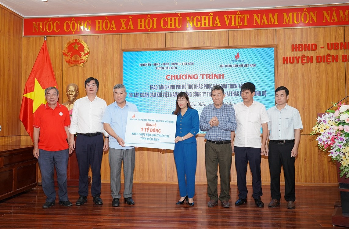 Đồng chí Đỗ Chí Thanh – Phó Tổng Giám đốc Petrovietnam và đồng chí Nguyễn Mạnh Kha – Ủy viên BCH Tổng Liên đoàn Lao động Việt Nam, Phó Chủ tịch thường trực Công đoàn Dầu khí Việt Nam trao hỗ trợ khắc phục hậu quả mưa lũ đến tỉnh Điện Biên. Đồng chí Đỗ Chí Thanh – Phó Tổng Giám đốc Petrovietnam và đồng chí Nguyễn Mạnh Kha – Ủy viên BCH Tổng Liên đoàn Lao động Việt Nam, Phó Chủ tịch thường trực Công đoàn Dầu khí Việt Nam trao hỗ trợ khắc phục hậu quả mưa lũ đến tỉnh Điện Biên.