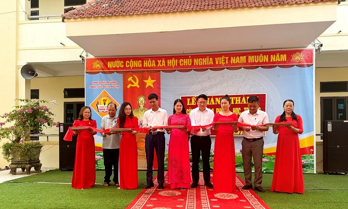 Cắt băng khánh thành công trình xây dựng Trường Tiểu học xã Minh Sơn Cắt băng khánh thành công trình xây dựng Trường Tiểu học xã Minh Sơn