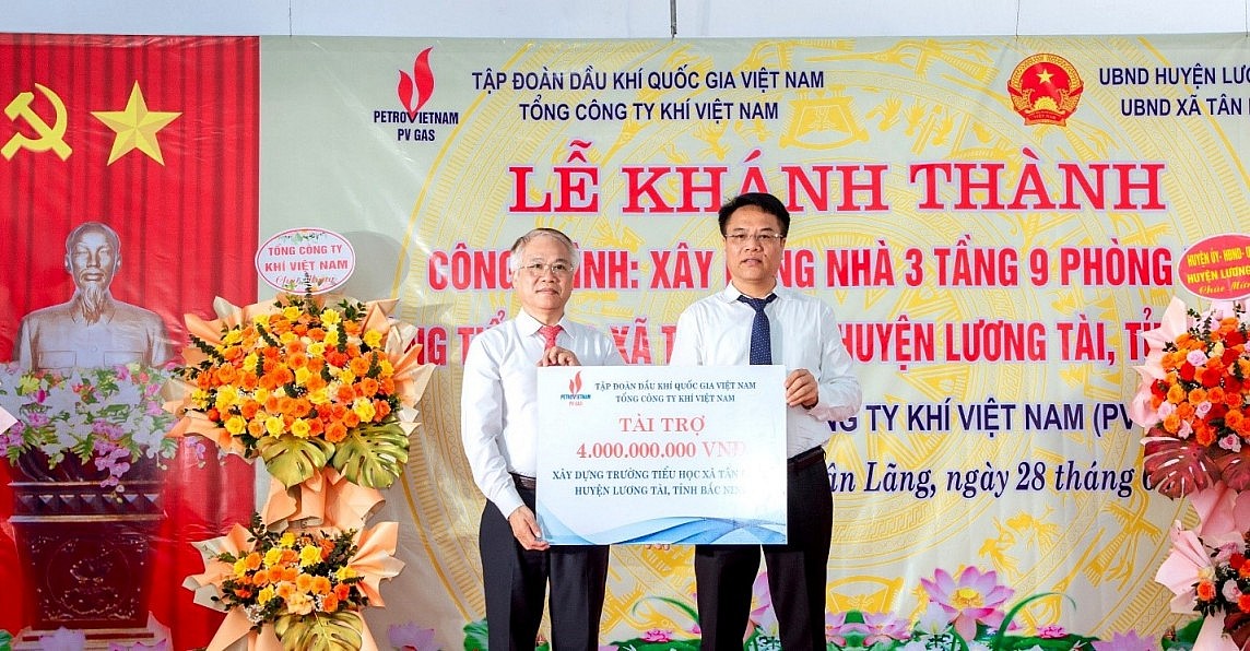 Đại diện PV GAS trao chứng nhận tài trợ xây dựng trường Tiểu học xã Tân Lãng Đại diện PV GAS trao chứng nhận tài trợ xây dựng trường Tiểu học xã Tân Lãng