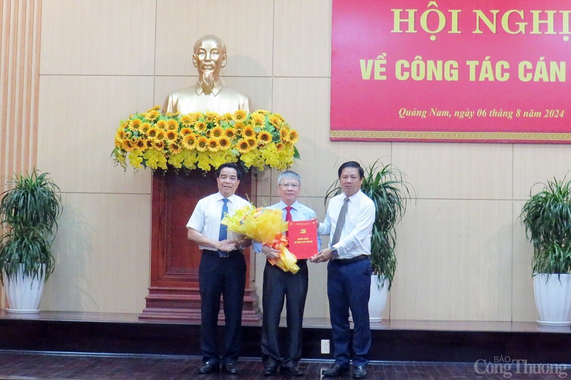 Ông Lương Nguyễn Minh Triết - Bí thư Tỉnh ủy Quảng Nam trao quyết định của Ban Bí thư Trung ương Đảng cho ông Nguyễn Đức Dũng Ông Lương Nguyễn Minh Triết - Bí thư Tỉnh ủy Quảng Nam trao quyết định của Ban Bí thư Trung ương Đảng cho ông Nguyễn Đức Dũng