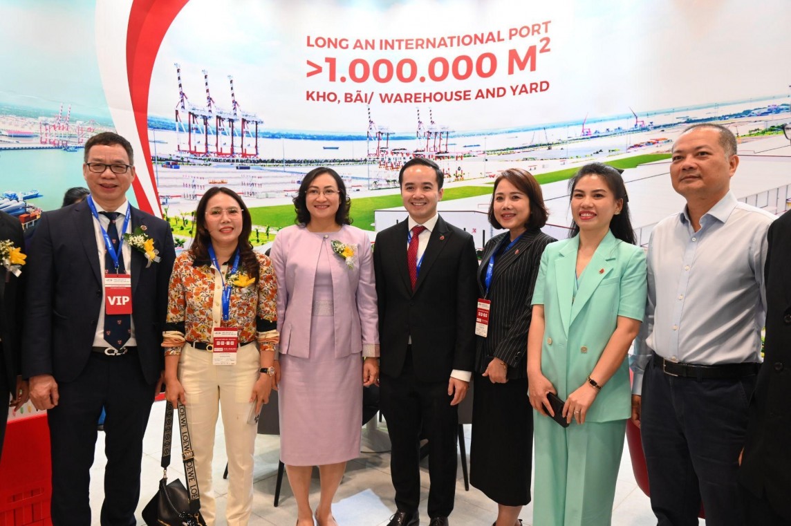 Thứ trưởng Bộ Công Thương Phan Thị Thắng cùng các Đại biểu tham quan gian hàng Cảng Quốc tế Long An Thứ trưởng Bộ Công Thương Phan Thị Thắng cùng các Đại biểu tham quan gian hàng Cảng Quốc tế Long An