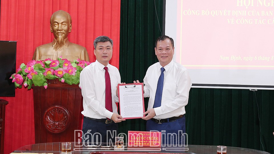 Phó Bí thư Thường trực Tỉnh ủy Lê Quốc Chỉnh trao Quyết định của Ban TVTU cho đồng chí Phạm Duy Hưng, Trưởng Ban Dân vận Tỉnh ủy. Ảnh: Văn Huỳnh Phó Bí thư Thường trực Tỉnh ủy Lê Quốc Chỉnh trao Quyết định của Ban TVTU cho đồng chí Phạm Duy Hưng, Trưởng Ban Dân vận Tỉnh ủy. Ảnh: Văn Huỳnh