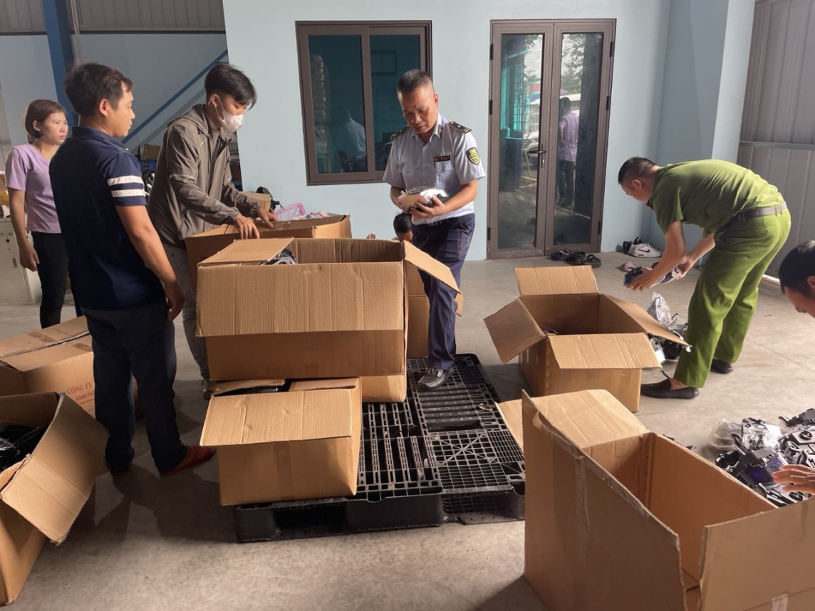 Hưng Yên: Tiêu hủy 255 chiếc đèn xe máy giả nhãn hiệu kiểu dáng công nghiệp Hưng Yên: Tiêu hủy 255 chiếc đèn xe máy giả nhãn hiệu kiểu dáng công nghiệp