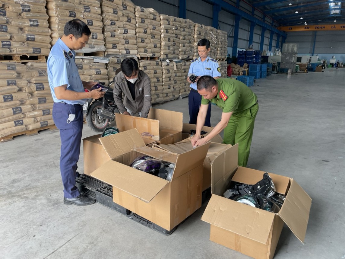 Hưng Yên: Tiêu hủy 255 chiếc đèn xe máy giả nhãn hiệu kiểu dáng công nghiệp Hưng Yên: Tiêu hủy 255 chiếc đèn xe máy giả nhãn hiệu kiểu dáng công nghiệp