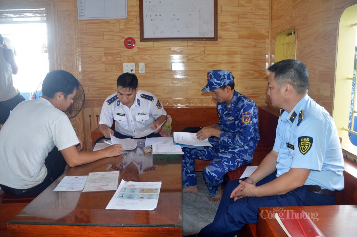 Hải Phòng: Tạm giữ tàu vận chuyển cát không rõ nguồn gốc Hải Phòng: Tạm giữ tàu vận chuyển cát không rõ nguồn gốc