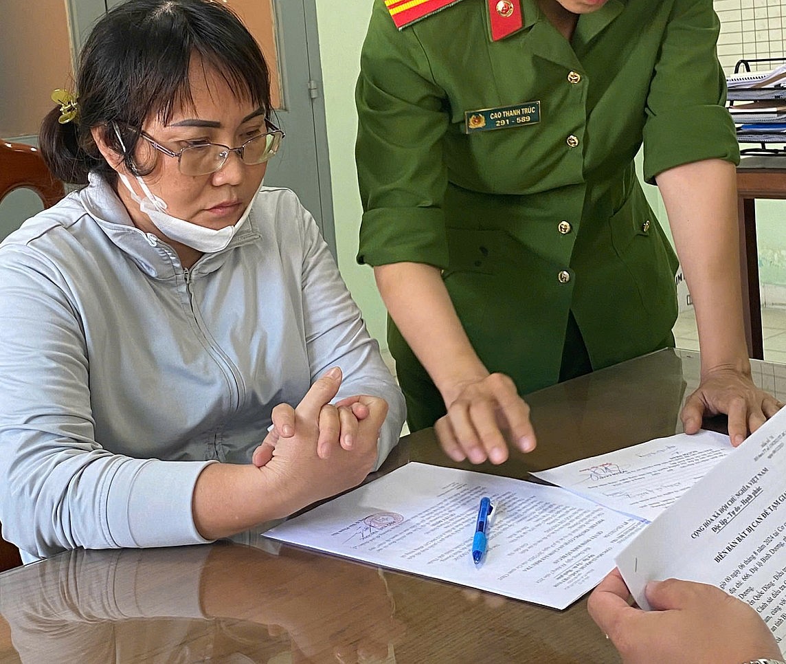 Bình Dương: Khởi tố bị can lừa đảo chiếm đoạt tài sản và làm giả con dấu tài liệu