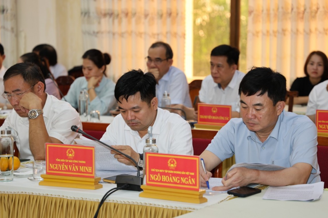 Bộ trưởng Nguyễn Hồng Diên làm việc với tỉnh Kon Tum Bộ trưởng Nguyễn Hồng Diên làm việc với tỉnh Kon Tum