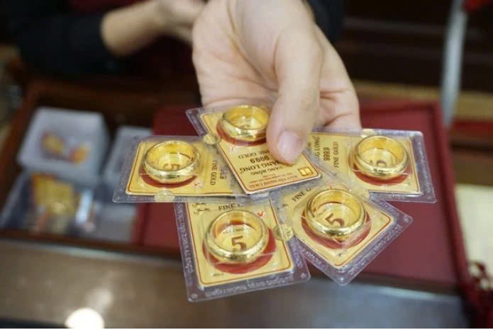 Do không nằm trong chương trình bình ổn giá, giá vàng nhẫn đã có những biến động mạnh giá vàng nhẫn