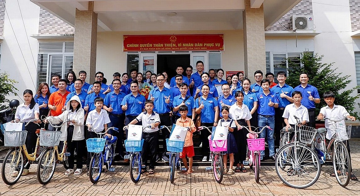 Đoàn Thanh niên PV GAS tặng 10 xe đạp cho các em học sinh người dân tộc Đoàn Thanh niên PV GAS tặng 10 xe đạp cho các em học sinh người dân tộc