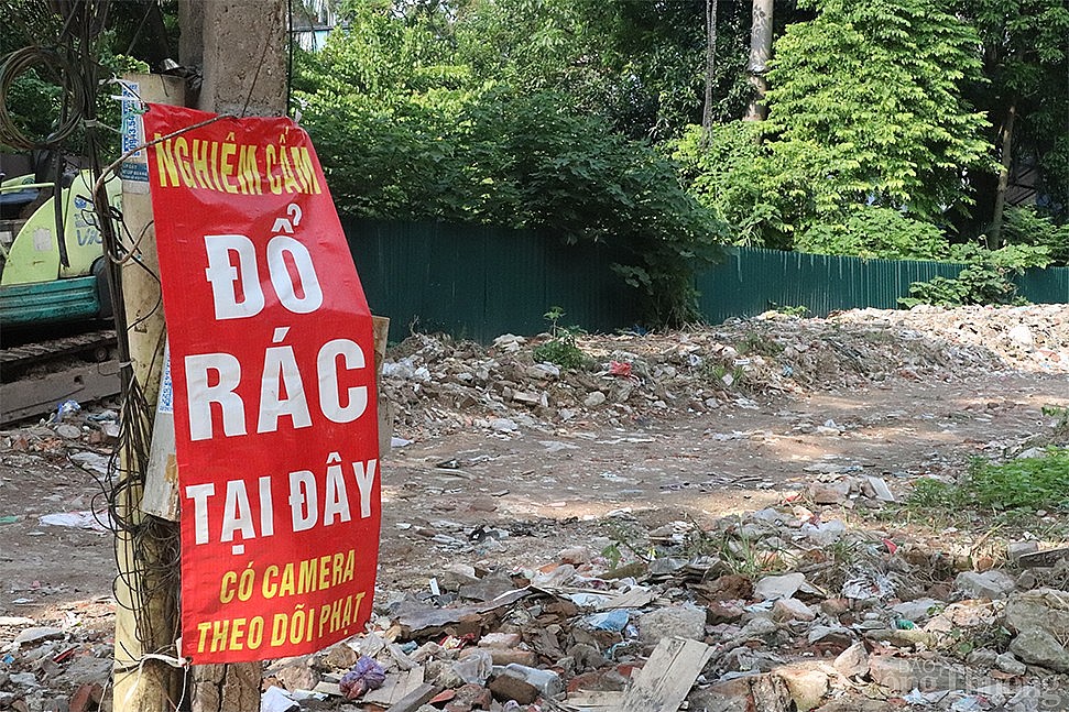 'Tái mặt' cam chịu sống với 'bể phốt lộ thiên'