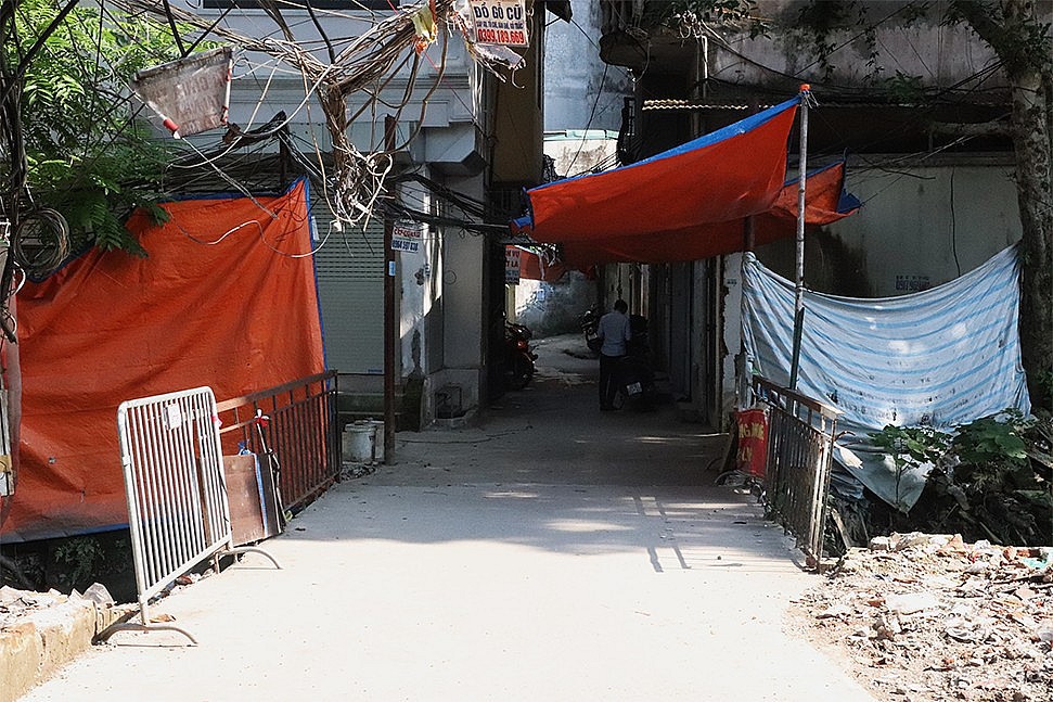 'Tái mặt' cam chịu sống với 'bể phốt lộ thiên'