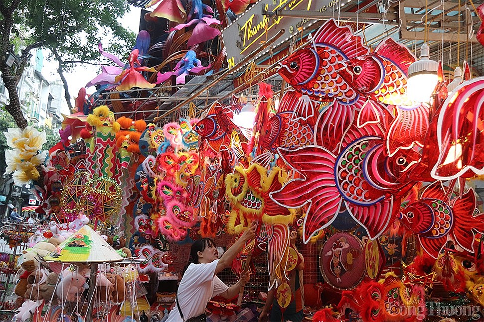 Hà Nội: Phố hàng Mã khoe sắc đỏ, tất bật đón Trung Thu sớm