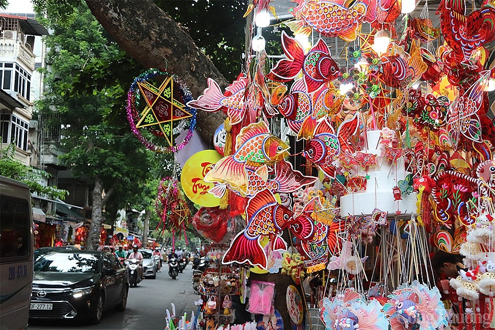 Hà Nội: Phố hàng Mã khoe sắc đỏ, tất bật đón Trung Thu sớm