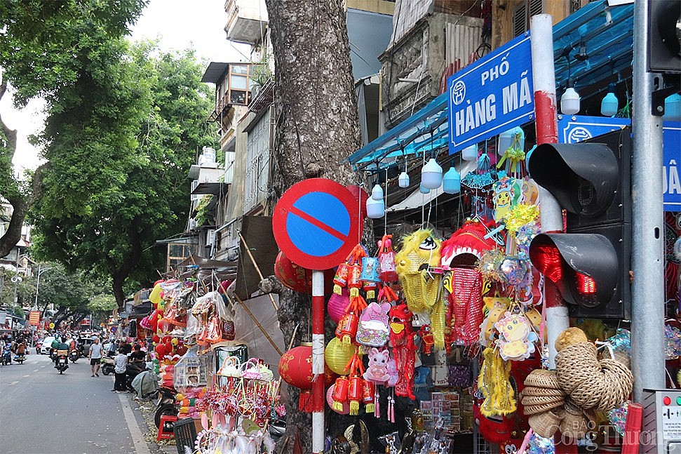 Hà Nội: Phố hàng Mã khoe sắc đỏ, tất bật đón Trung Thu sớm
